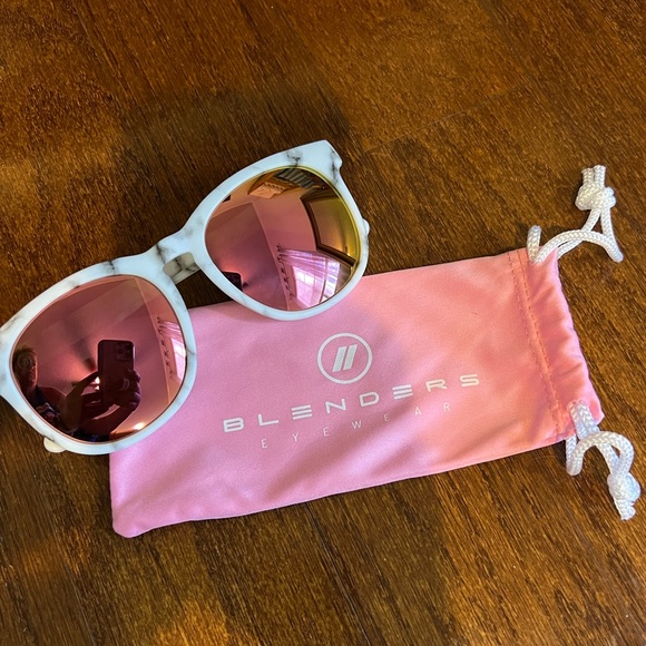 Accessories Blenders H Series Alumni Queen Sunglasses Poshmark